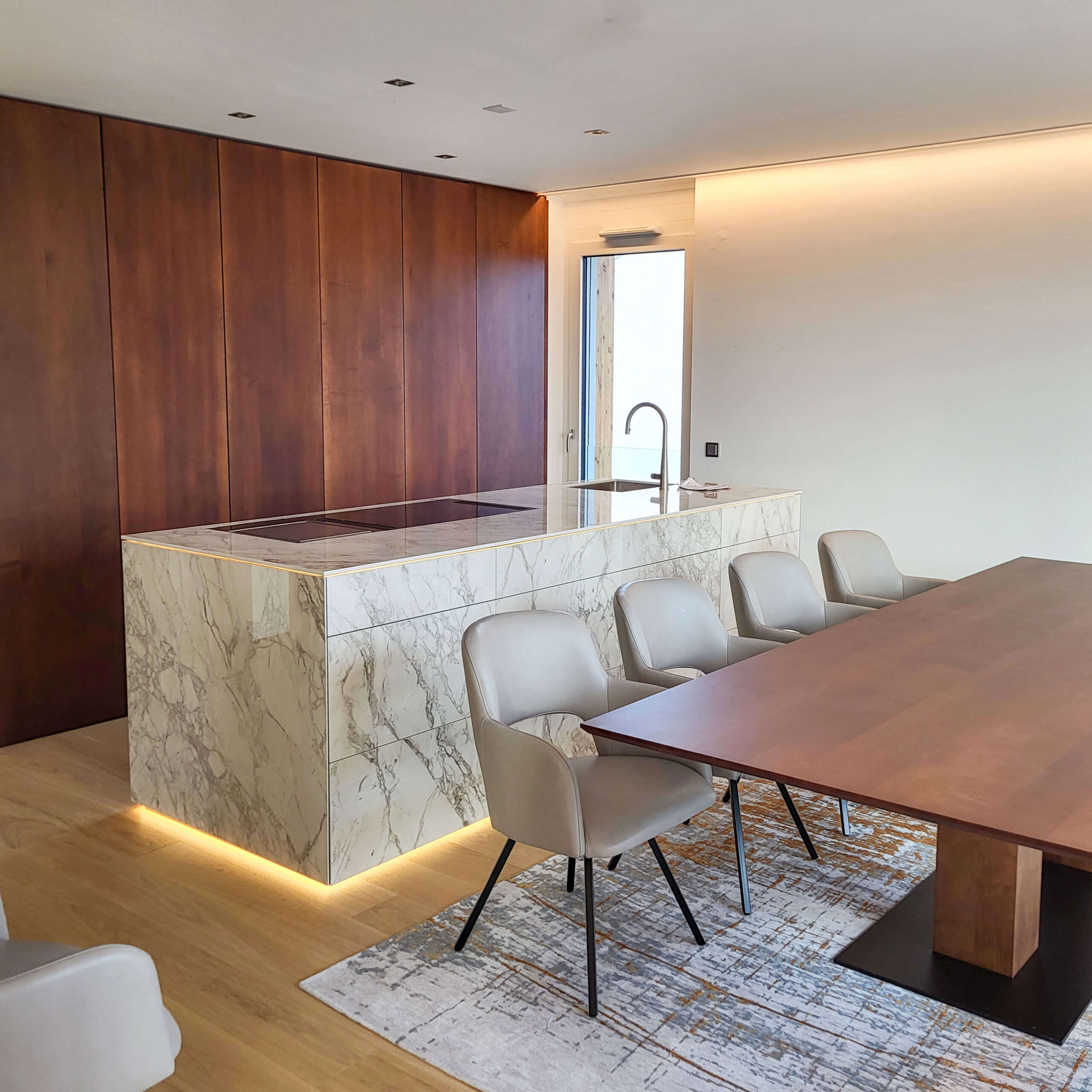 Küchenzeile Holz geschlossen, Kochinsel aus Marmor, Essbereich, Tisch, Ledersessel, Teppich