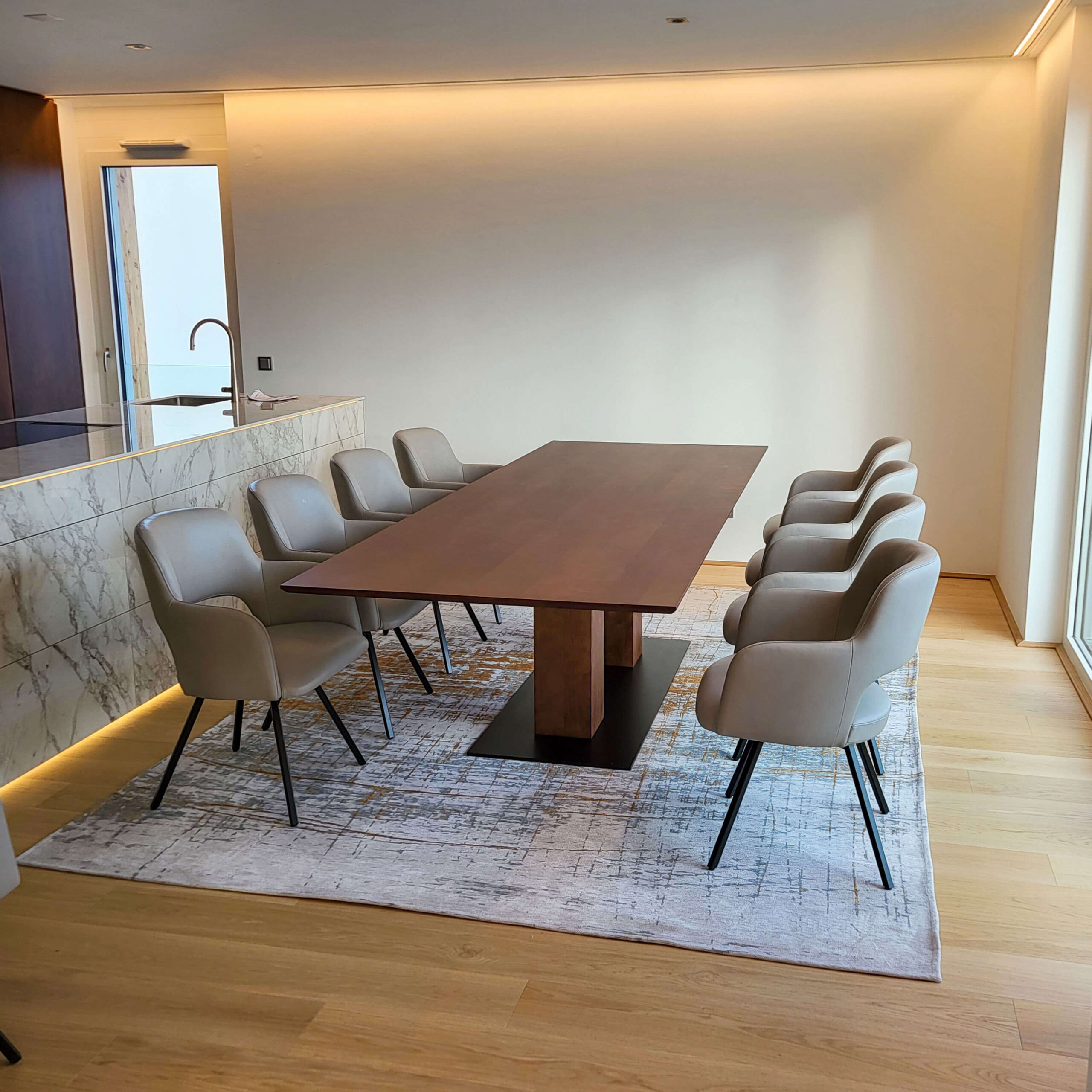 Essbereich, Tisch, Ledersessel, Teppich, Kochinsel aus Marmor