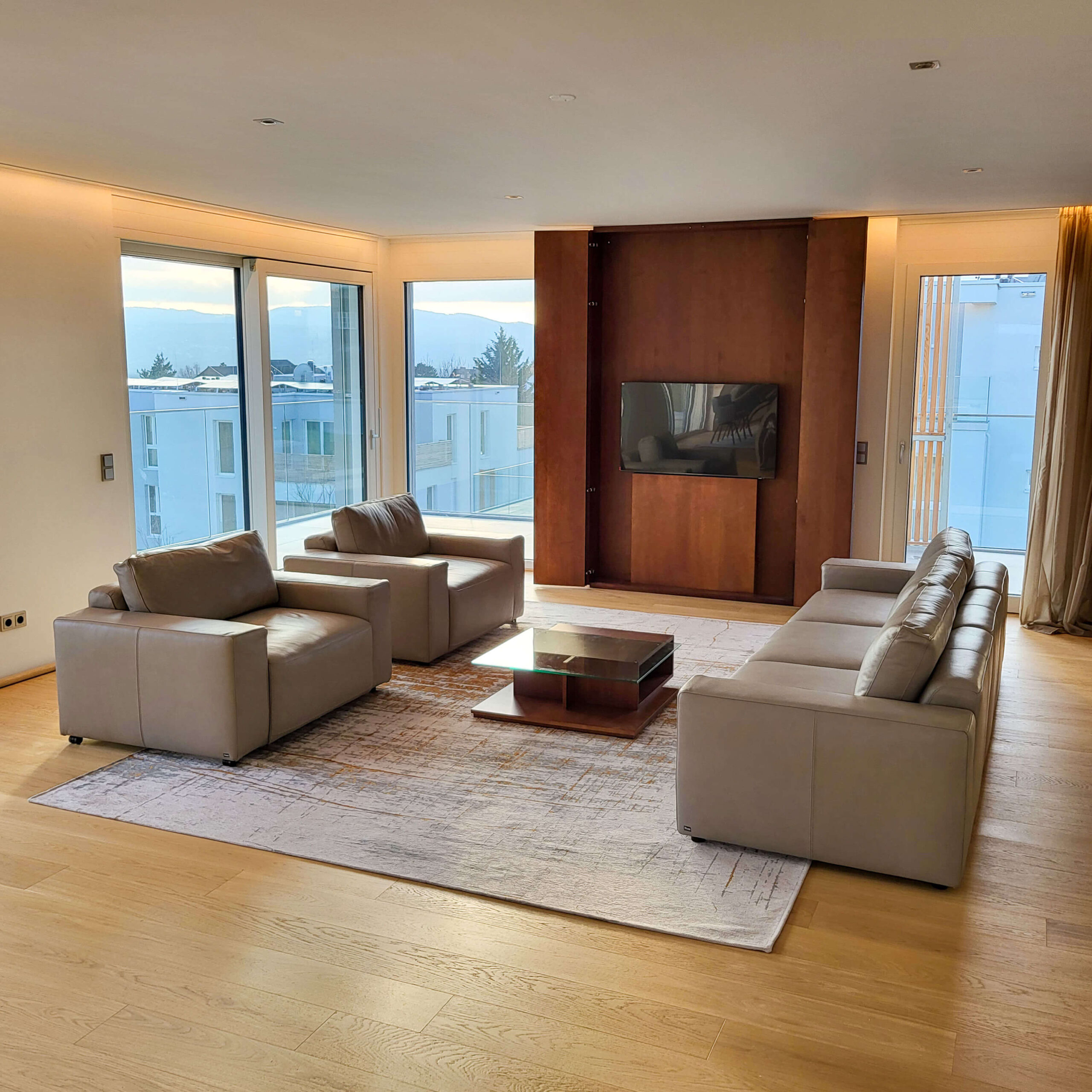 Wohnzimmer, Couch, Schrankwand Holz, Marmorverkleidung Wand