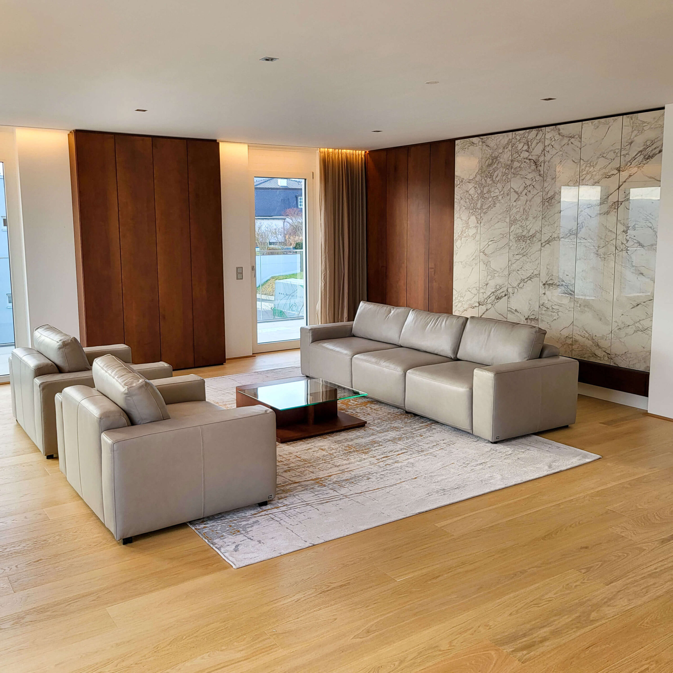 Wohnzimmer, Couch, Schrankwand Holz, Marmorverkleidung Wand