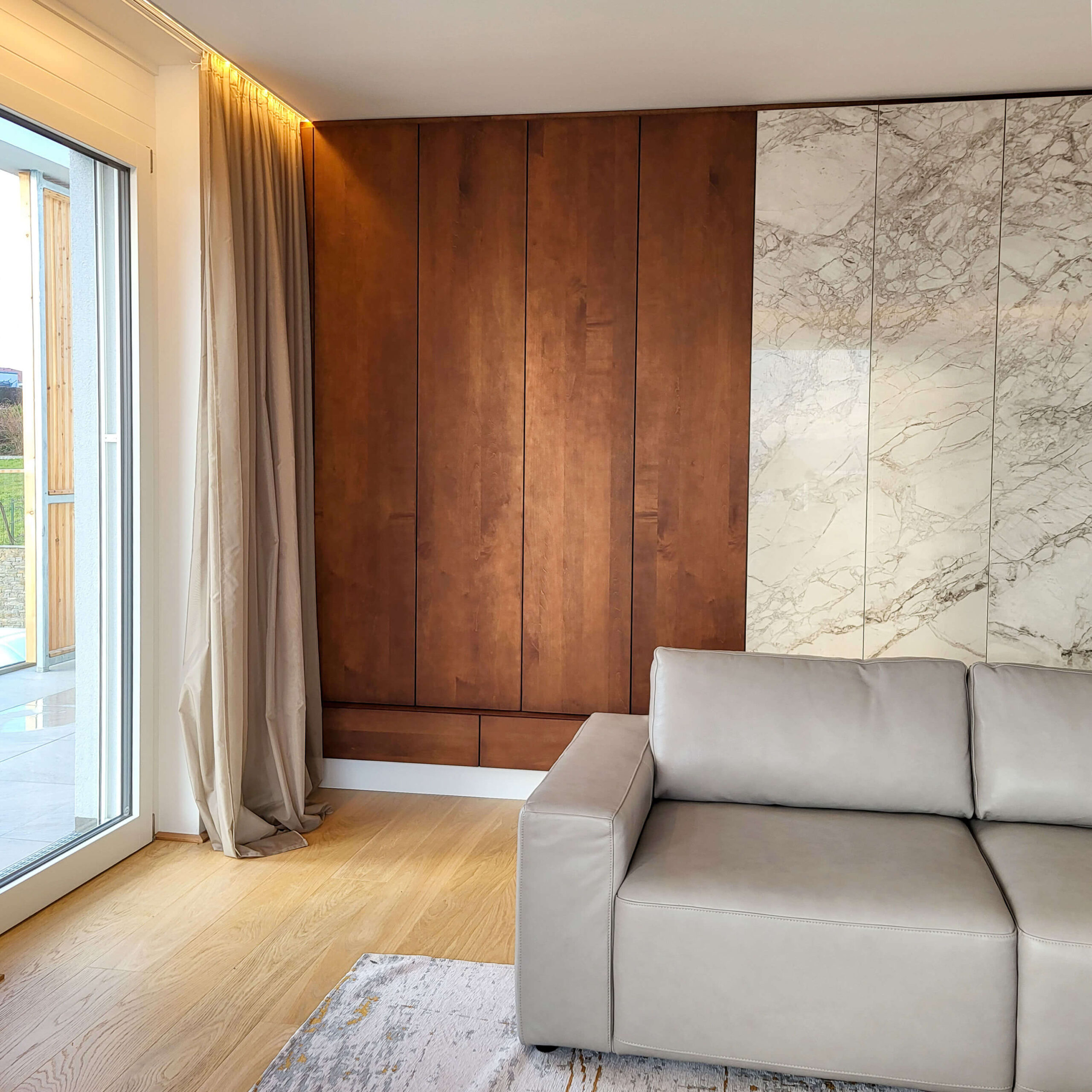 Wohnzimmer, Couch, Schrankwand Holz, Marmorverkleidung Wand