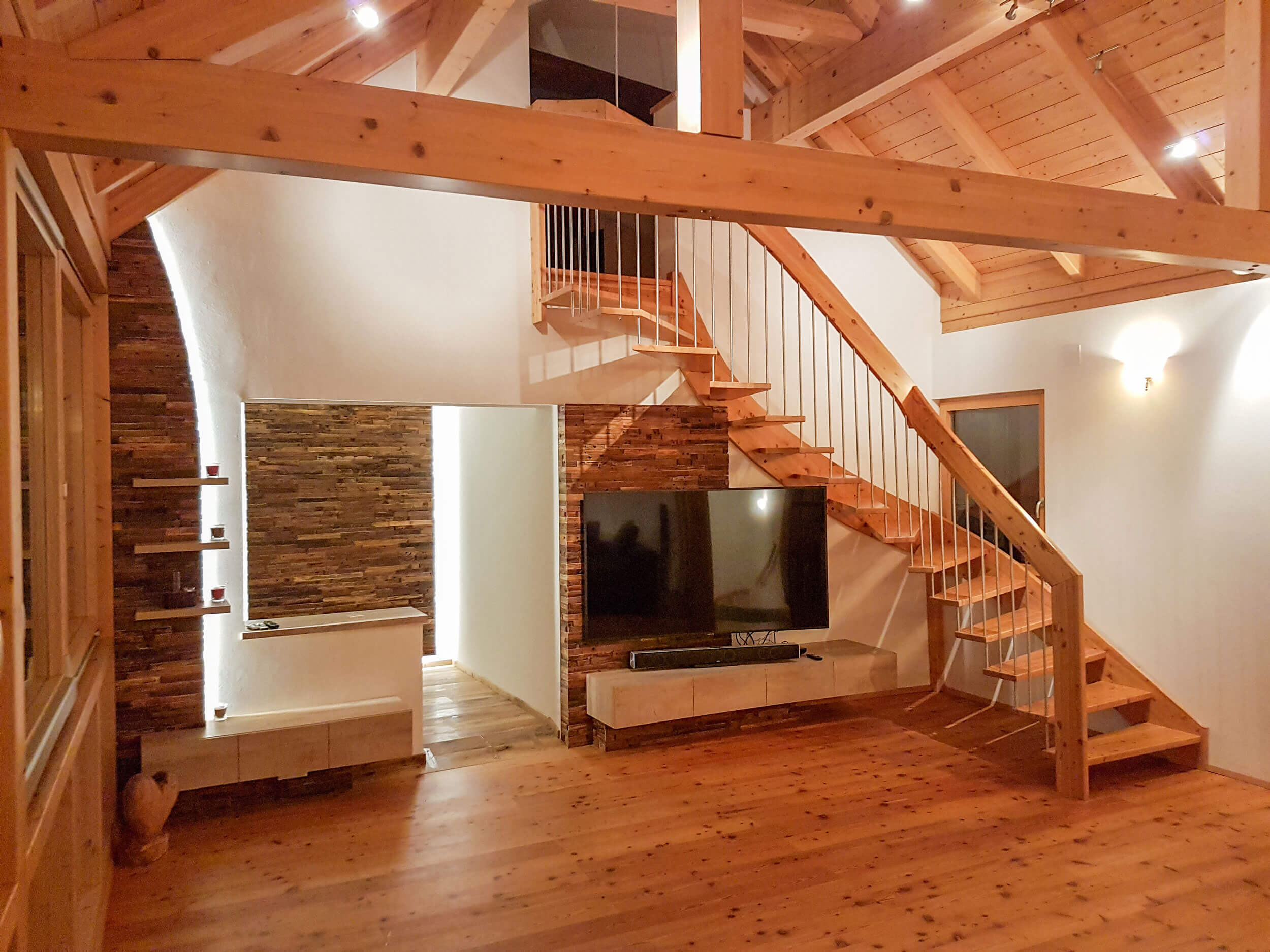 Wohnzimmerwand, offener Raum, Deckenelement, Treppe