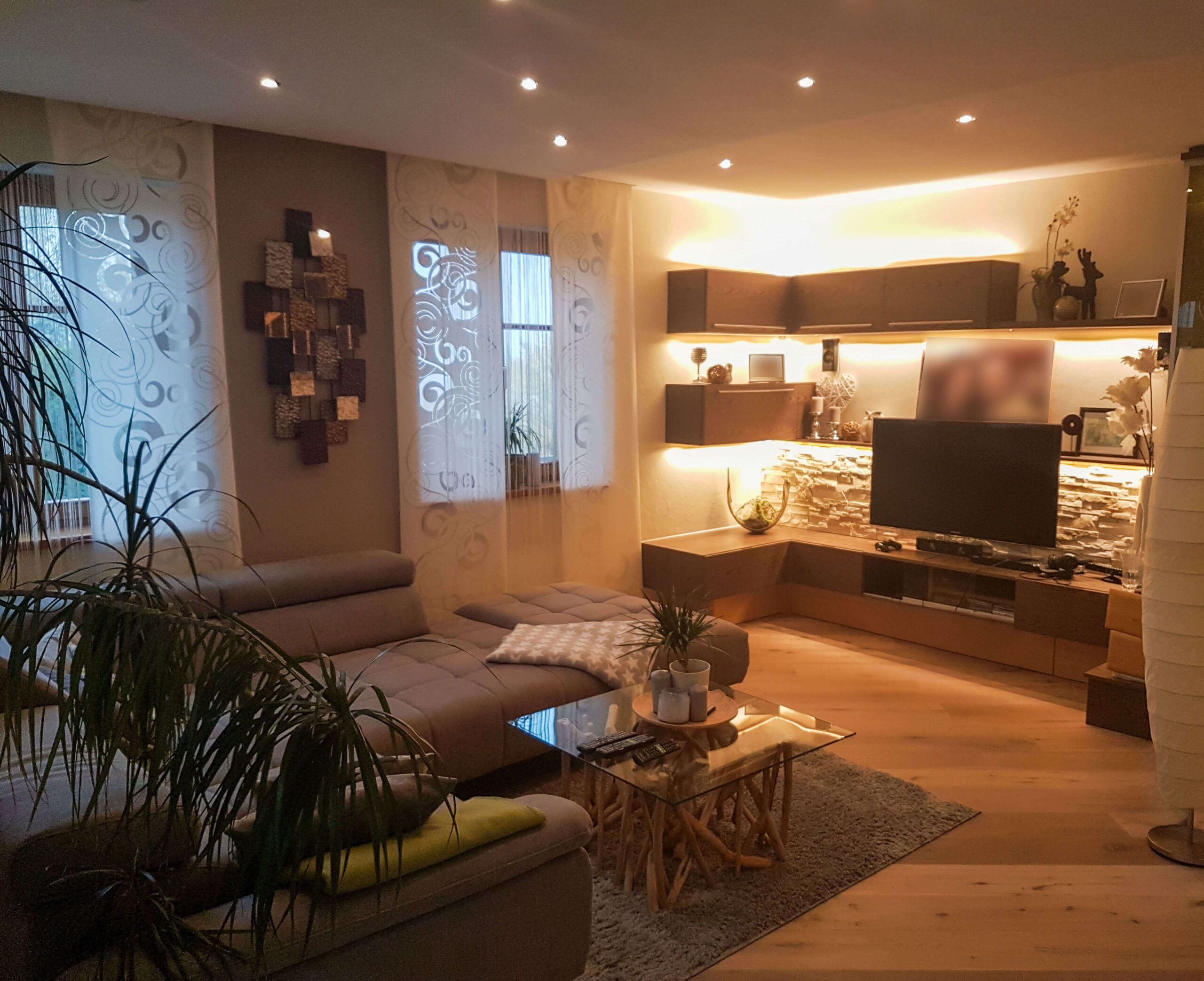 Wohnzimmerwand, integrierte Beleuchtung