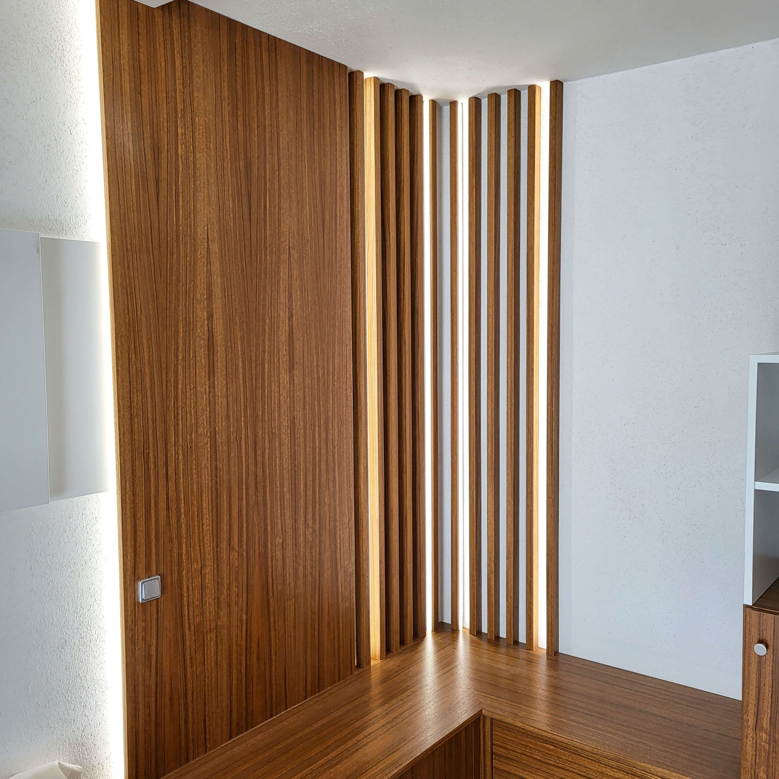 Wohnzimmer, Wandpaneele mit Licht