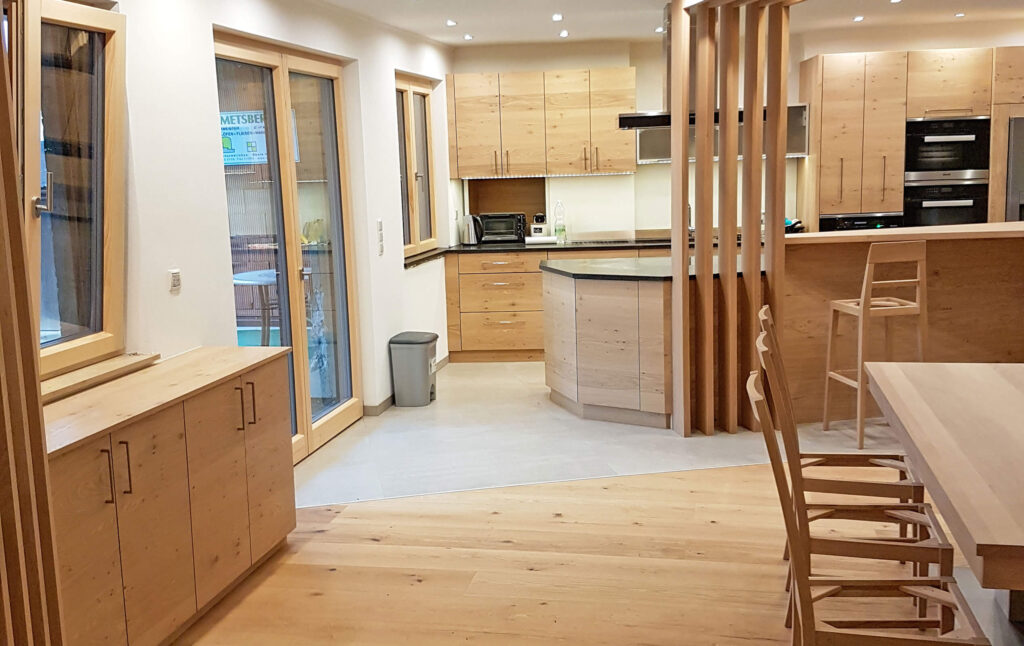 Küche in Holztönen, ausgefallenes Deckenelement