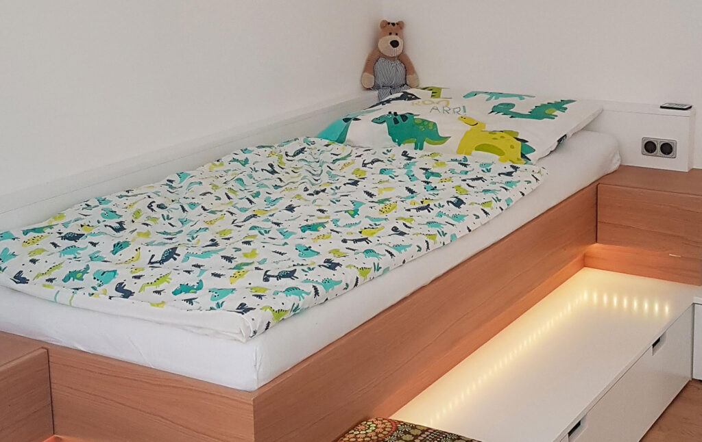 Kinderzimmer, Bett mit viel Staurraum