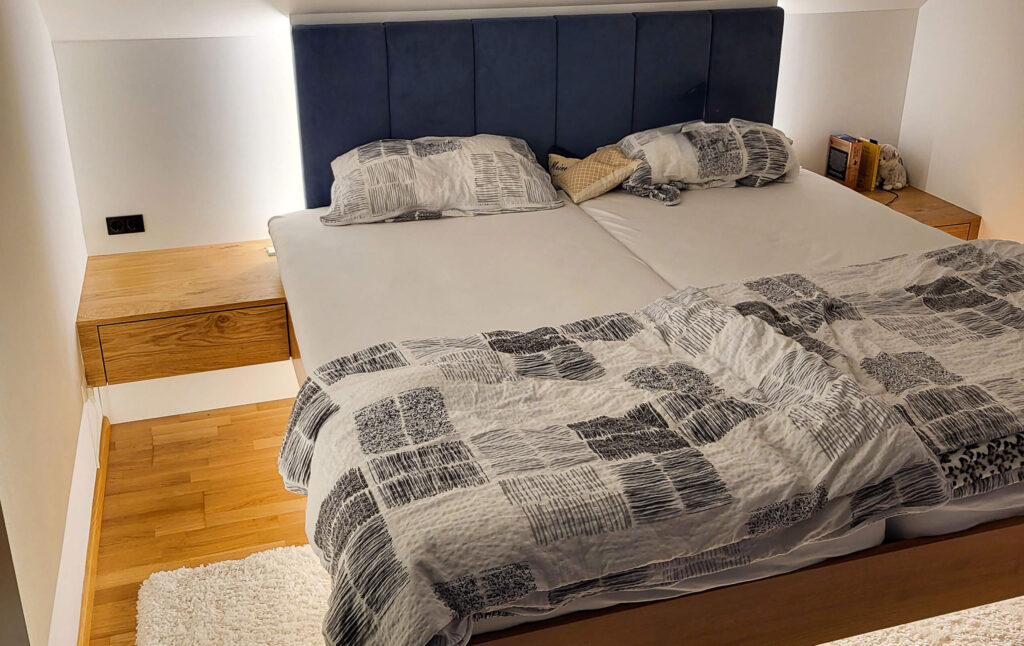 Schlafzimmer, Bett schwebend, Kopfteil blau, integrierte Nachttische