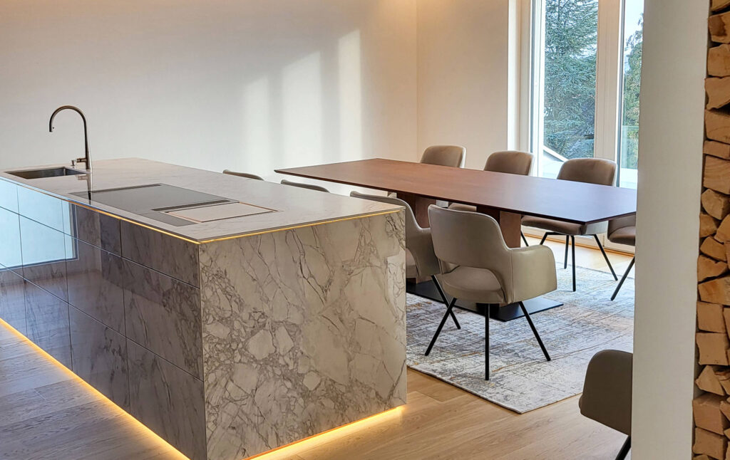 Kochinsel aus Marmor, Essbereich, Tisch, Ledersessel, Teppich