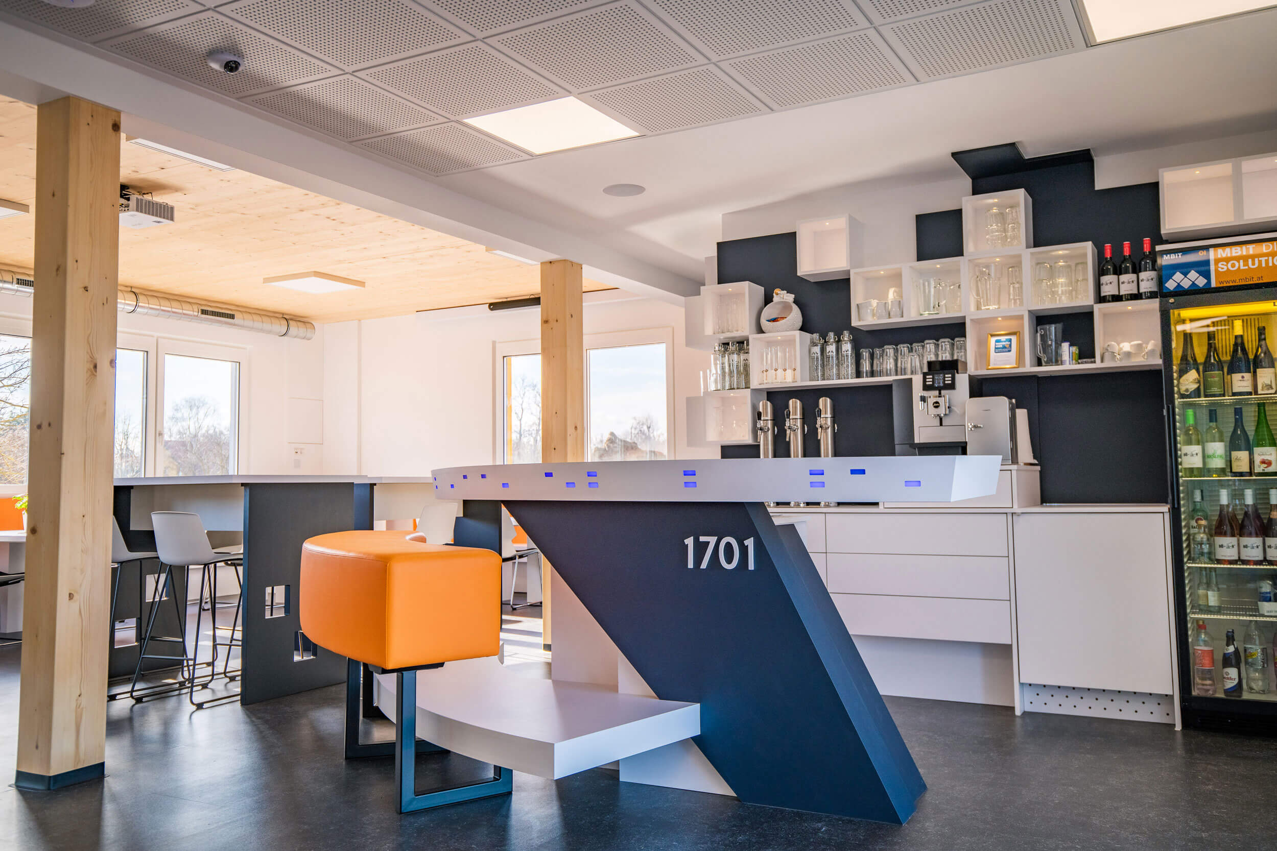 Essensbereich Bürogebäude, Theke, viele Tische und Stühle