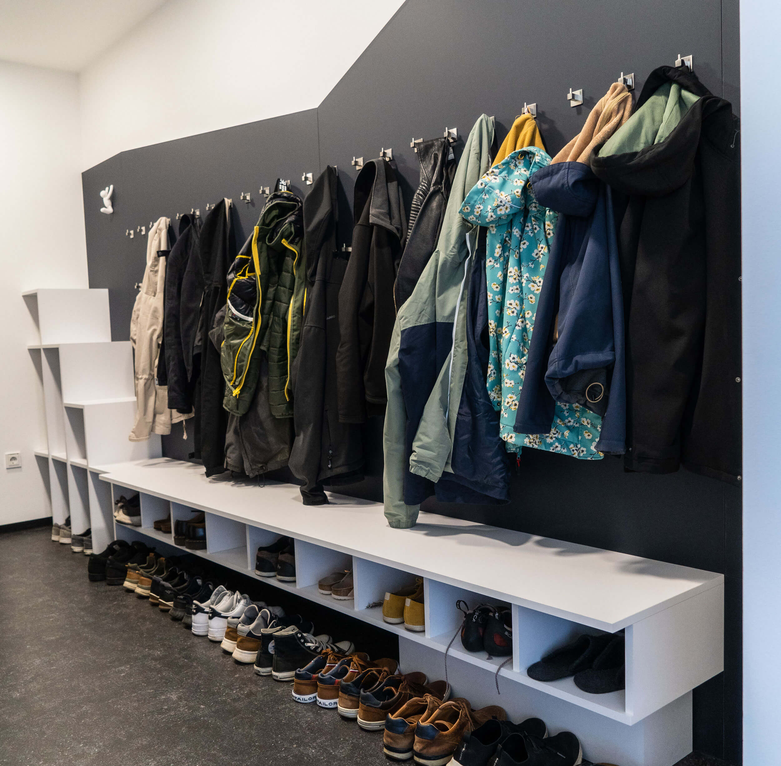 Garderobe mit Jacken und Schuhe