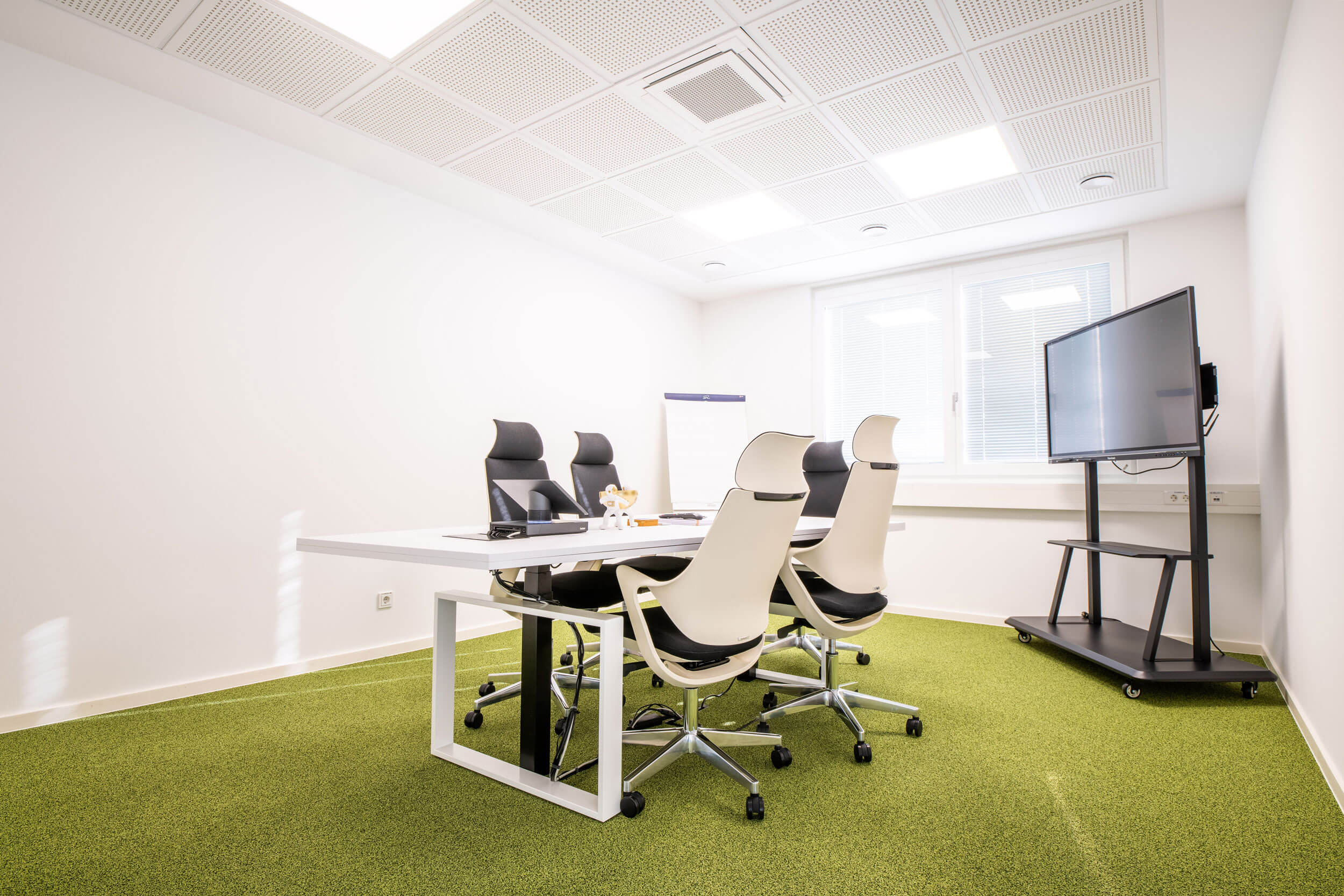 Besprechungszimmer großer Tisch, Drehsessel, Fernseher